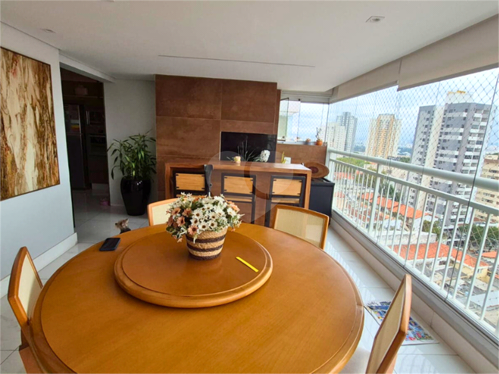 Apartamento à venda em Santa Teresinha – totalmente reformado, moderno e impecável, com Varanda Gourmet ampliada integrada à sala e churrasqueira a carvão.