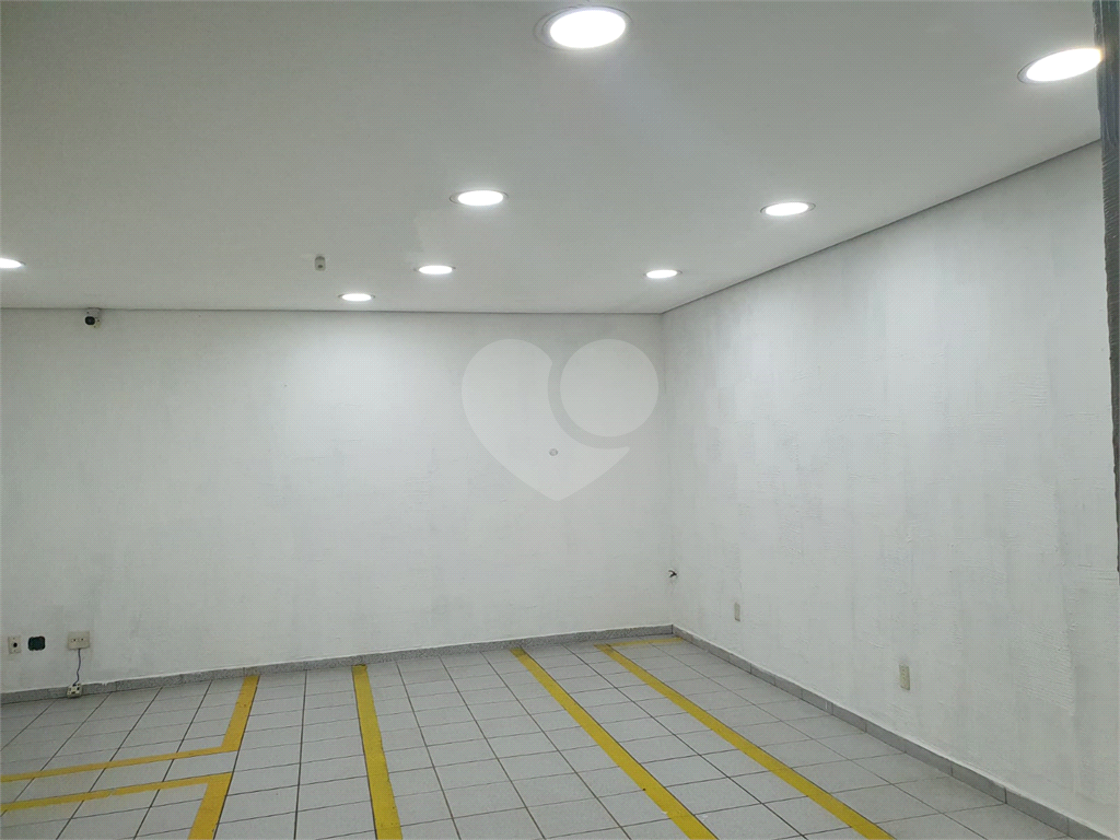 LOCAÇÃO - PRÉDIO COMERCIAL INTEIRO EM BRAGANÇA PAULISTA! Localizado na principal avenida da cidade — 11 vagas - Av. dos Imigrantes, com acesso também pela Rua Boa Vontade, próximo ao Fórum de Bragança Paulista.
Área construída: 350 m²   Terreno: 420 m² 