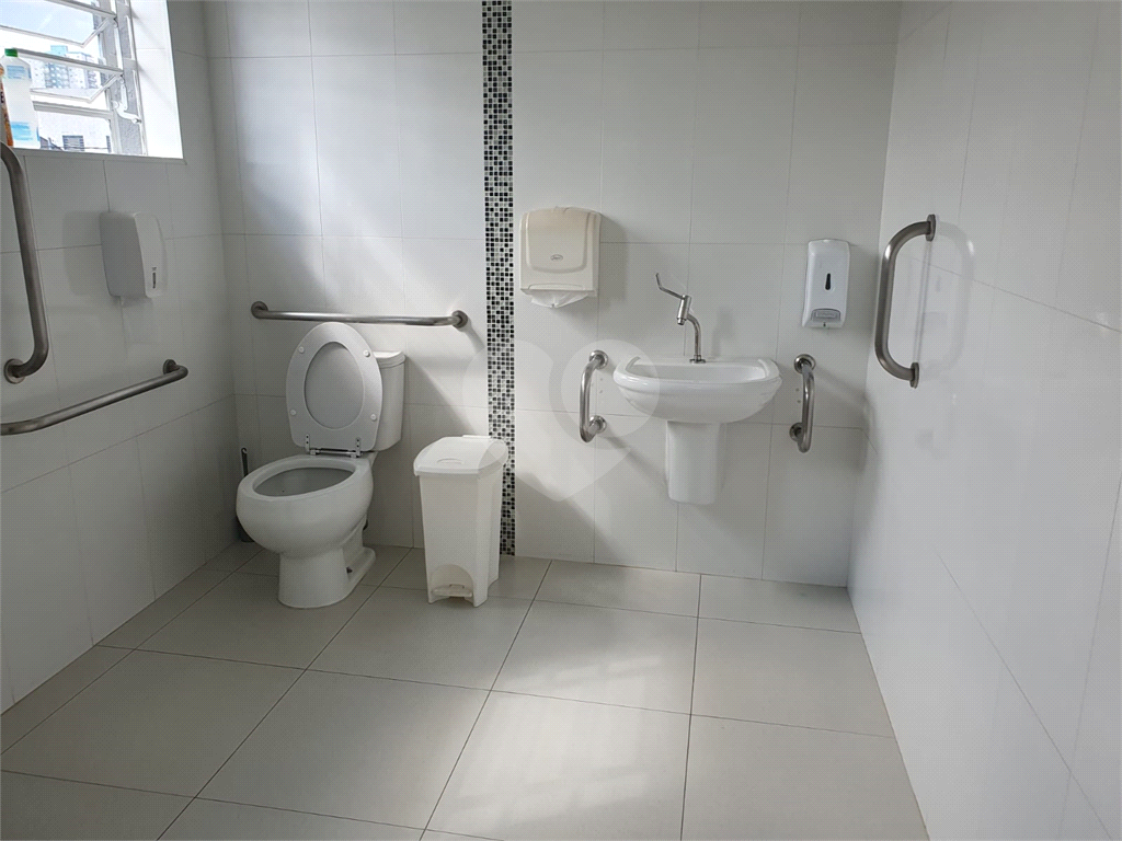 LOCAÇÃO - PRÉDIO COMERCIAL INTEIRO EM BRAGANÇA PAULISTA! Localizado na principal avenida da cidade — 11 vagas - Av. dos Imigrantes, com acesso também pela Rua Boa Vontade, próximo ao Fórum de Bragança Paulista.
Área construída: 350 m²   Terreno: 420 m² 