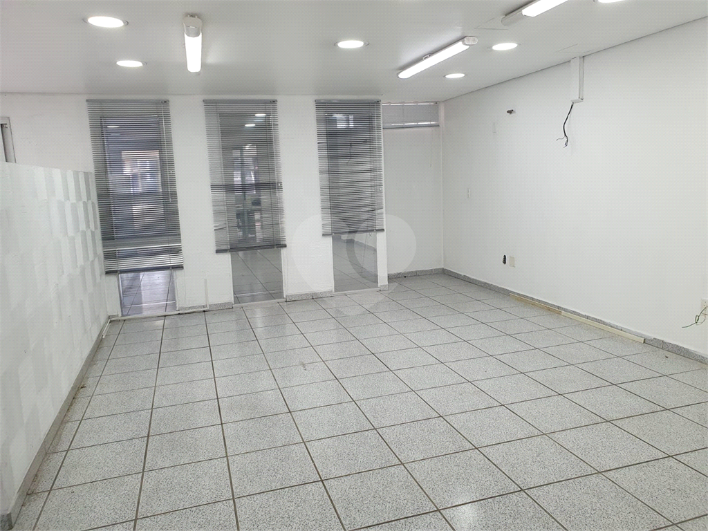 LOCAÇÃO - PRÉDIO COMERCIAL INTEIRO EM BRAGANÇA PAULISTA! Localizado na principal avenida da cidade — 11 vagas - Av. dos Imigrantes, com acesso também pela Rua Boa Vontade, próximo ao Fórum de Bragança Paulista.
Área construída: 350 m²   Terreno: 420 m² 