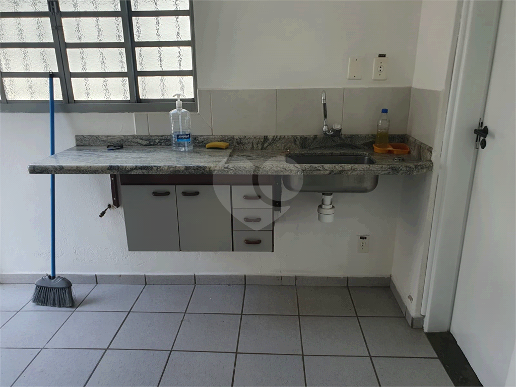 LOCAÇÃO - PRÉDIO COMERCIAL INTEIRO EM BRAGANÇA PAULISTA! Localizado na principal avenida da cidade — 11 vagas - Av. dos Imigrantes, com acesso também pela Rua Boa Vontade, próximo ao Fórum de Bragança Paulista.
Área construída: 350 m²   Terreno: 420 m² 