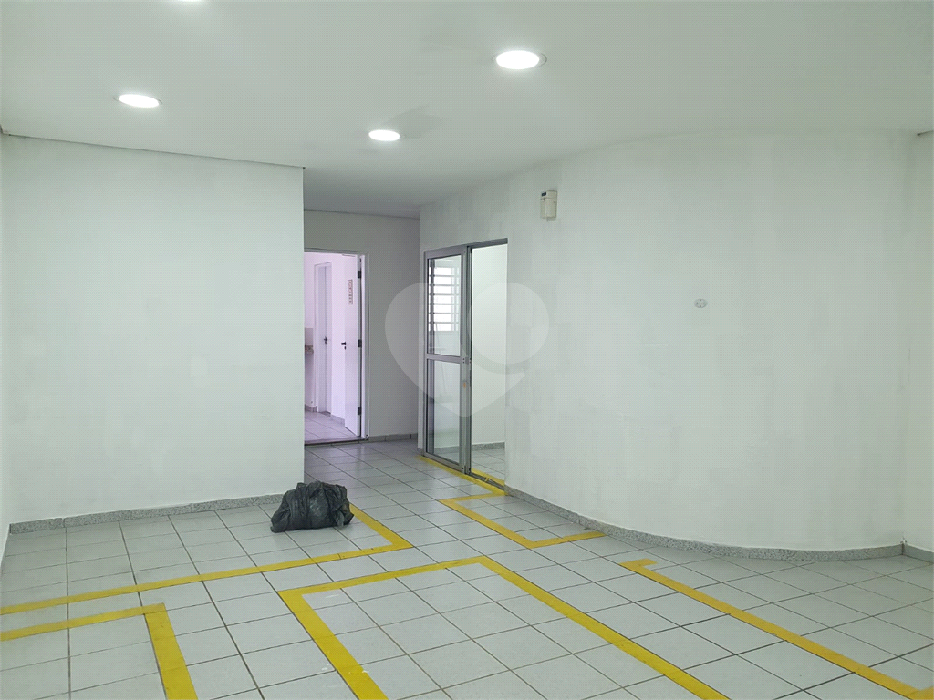 LOCAÇÃO - PRÉDIO COMERCIAL INTEIRO EM BRAGANÇA PAULISTA! Localizado na principal avenida da cidade — 11 vagas - Av. dos Imigrantes, com acesso também pela Rua Boa Vontade, próximo ao Fórum de Bragança Paulista.
Área construída: 350 m²   Terreno: 420 m² 