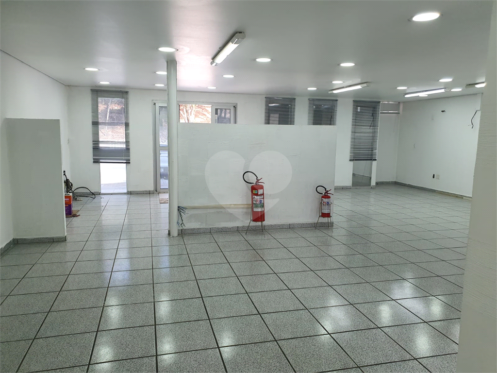 LOCAÇÃO - PRÉDIO COMERCIAL INTEIRO EM BRAGANÇA PAULISTA! Localizado na principal avenida da cidade — 11 vagas - Av. dos Imigrantes, com acesso também pela Rua Boa Vontade, próximo ao Fórum de Bragança Paulista.
Área construída: 350 m²   Terreno: 420 m² 