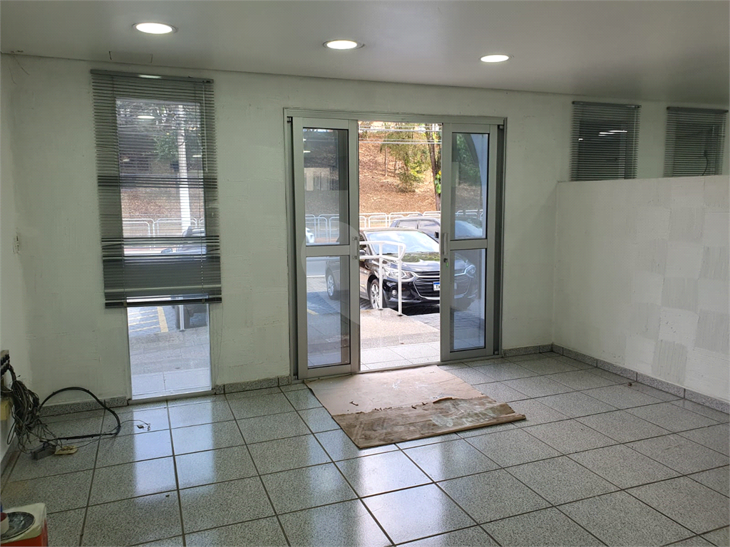 LOCAÇÃO - PRÉDIO COMERCIAL INTEIRO EM BRAGANÇA PAULISTA! Localizado na principal avenida da cidade — 11 vagas - Av. dos Imigrantes, com acesso também pela Rua Boa Vontade, próximo ao Fórum de Bragança Paulista.
Área construída: 350 m²   Terreno: 420 m² 