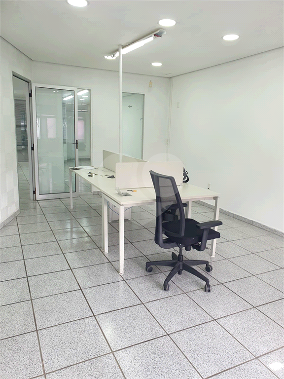 LOCAÇÃO - PRÉDIO COMERCIAL INTEIRO EM BRAGANÇA PAULISTA! Localizado na principal avenida da cidade — 11 vagas - Av. dos Imigrantes, com acesso também pela Rua Boa Vontade, próximo ao Fórum de Bragança Paulista.
Área construída: 350 m²   Terreno: 420 m² 