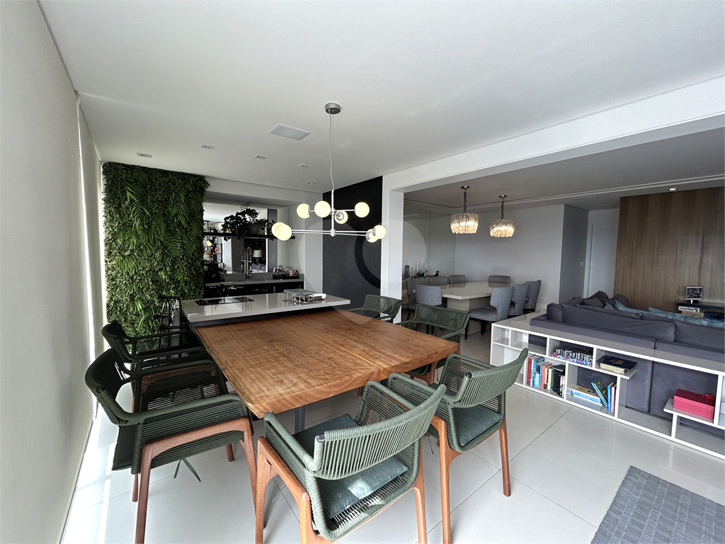 Apartamento de 210m2 na Vila Leopoldina em andar bem alto com 04 dormitórios, sendo 03 suítes e 01 Escritório com 03 vagas 