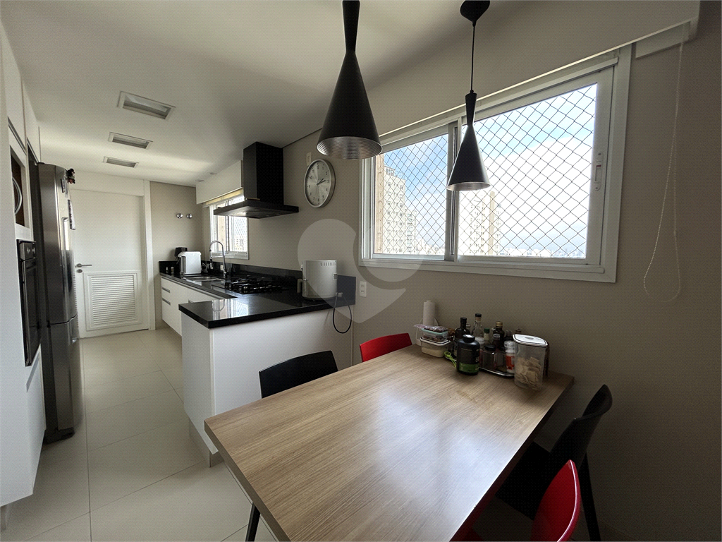 Apartamento de 210m2 na Vila Leopoldina em andar bem alto com 04 dormitórios, sendo 03 suítes e 01 Escritório com 03 vagas 