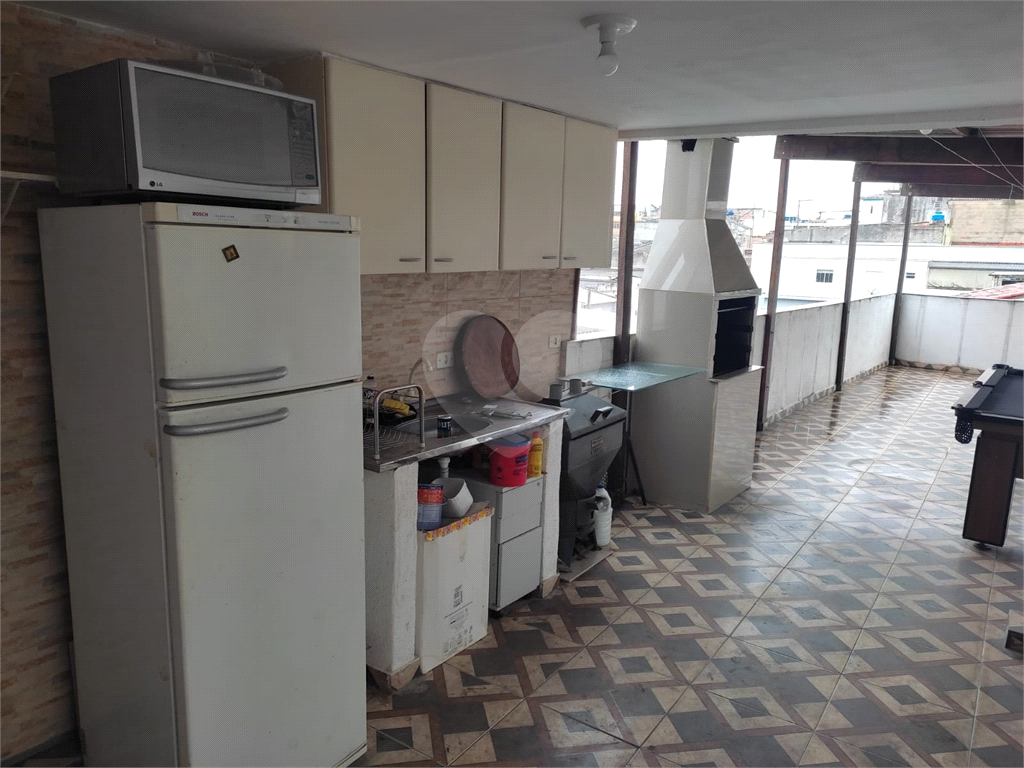 Casa 3 Dormitórios com Quintal e Churrasqueira em Rua Tranquila