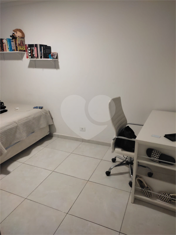 Casa 3 Dormitórios com Quintal e Churrasqueira em Rua Tranquila
