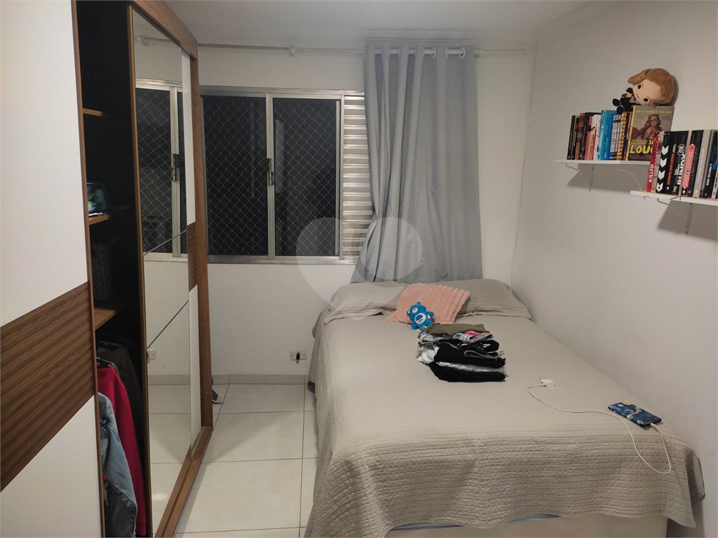 Casa 3 Dormitórios com Quintal e Churrasqueira em Rua Tranquila