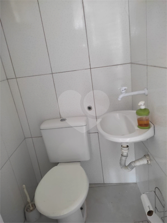 Casa 3 Dormitórios com Quintal e Churrasqueira em Rua Tranquila