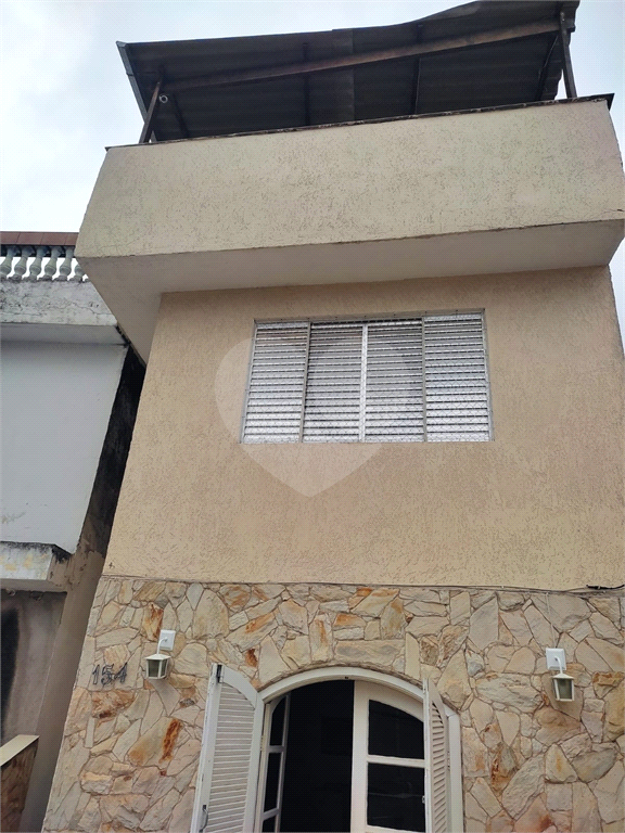 Casa 3 Dormitórios com Quintal e Churrasqueira em Rua Tranquila