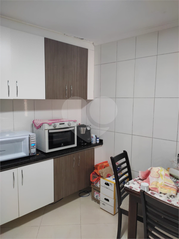 Casa 3 Dormitórios com Quintal e Churrasqueira em Rua Tranquila