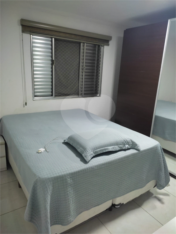 Casa 3 Dormitórios com Quintal e Churrasqueira em Rua Tranquila