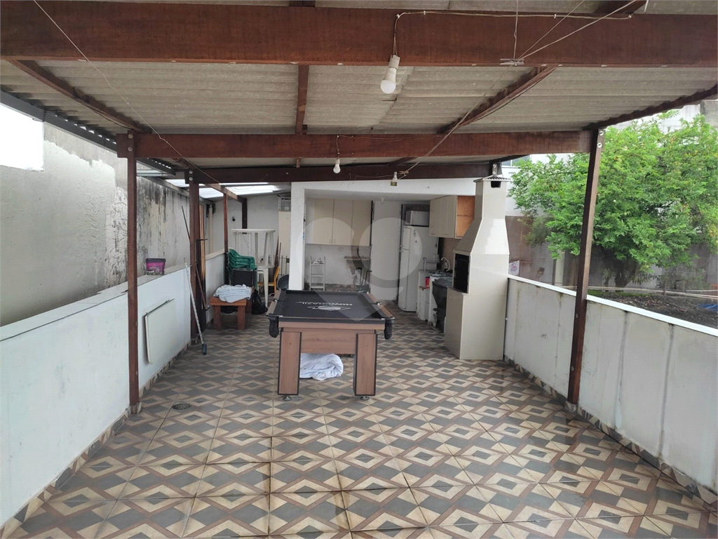 Casa 3 Dormitórios com Quintal e Churrasqueira em Rua Tranquila