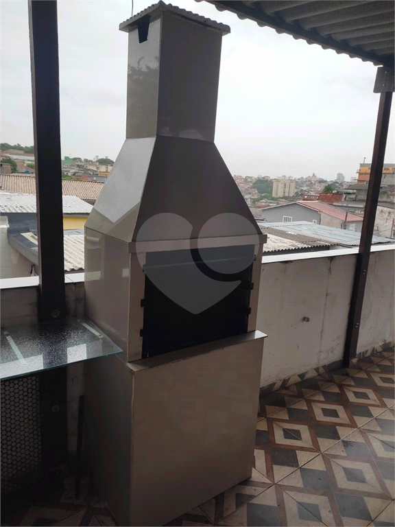 Casa 3 Dormitórios com Quintal e Churrasqueira em Rua Tranquila