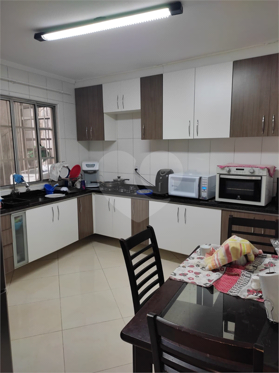 Casa 3 Dormitórios com Quintal e Churrasqueira em Rua Tranquila
