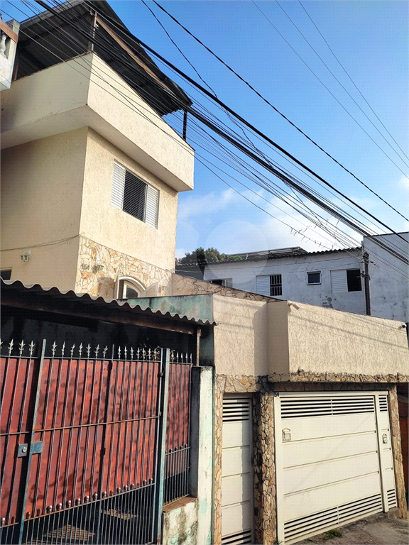 Casa 3 Dormitórios com Quintal e Churrasqueira em Rua Tranquila