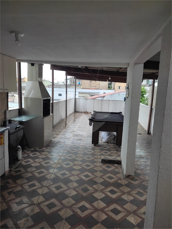 Casa 3 Dormitórios com Quintal e Churrasqueira em Rua Tranquila