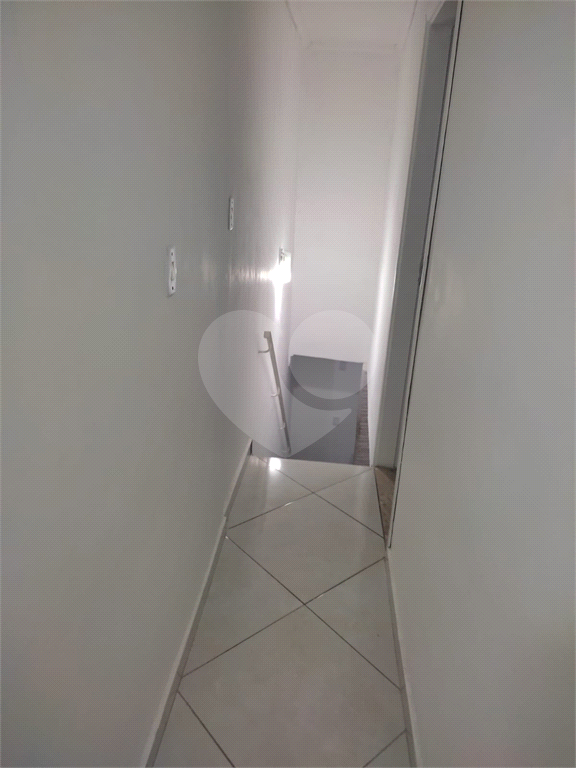 Casa 3 Dormitórios com Quintal e Churrasqueira em Rua Tranquila