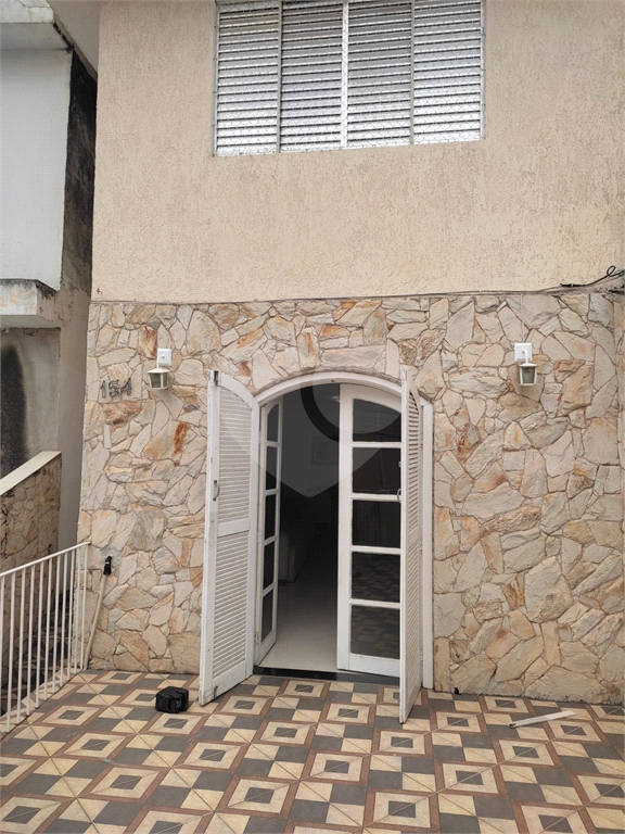 Casa 3 Dormitórios com Quintal e Churrasqueira em Rua Tranquila