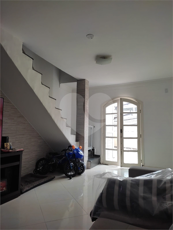 Casa 3 Dormitórios com Quintal e Churrasqueira em Rua Tranquila