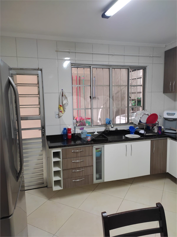 Casa 3 Dormitórios com Quintal e Churrasqueira em Rua Tranquila