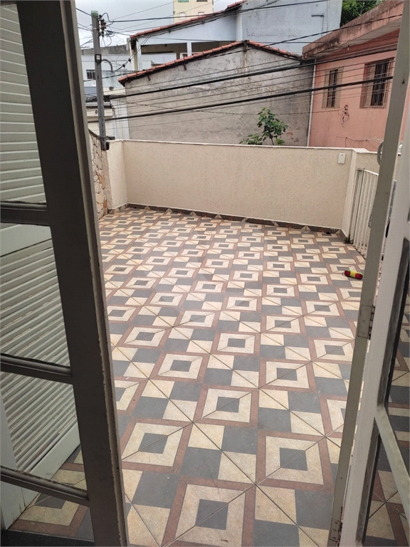 Casa 3 Dormitórios com Quintal e Churrasqueira em Rua Tranquila