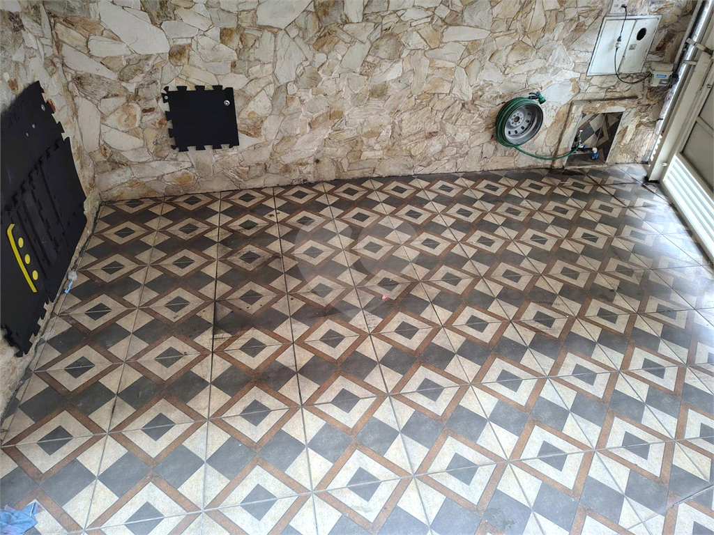 Casa 3 Dormitórios com Quintal e Churrasqueira em Rua Tranquila