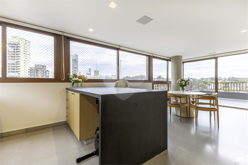 Apartamento dúplex para venda, com 196 m, 3 suítes e 3 vagas na Vila Madalena-SP