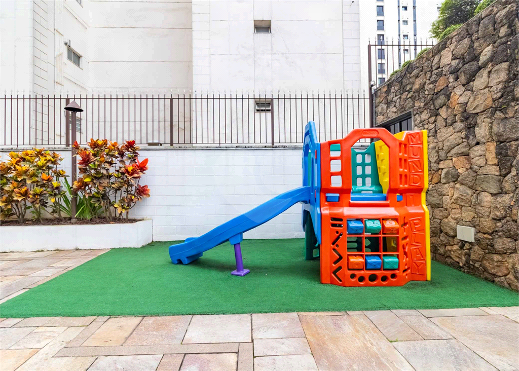 APARTAMENTO em MOEMA