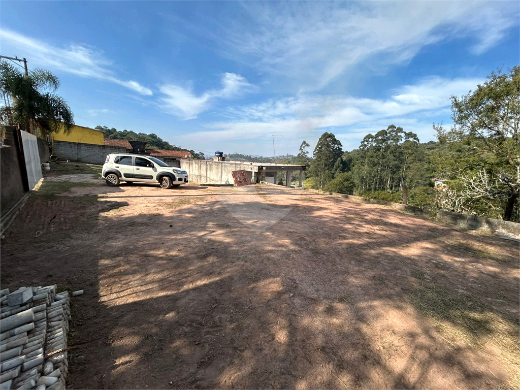 Chácara venda em ITAPEVI, com 3.000m2, 3 vagas de garagem, 2 quartos, sala, cozinha, banheiro, varanda, área de serviço e quintal