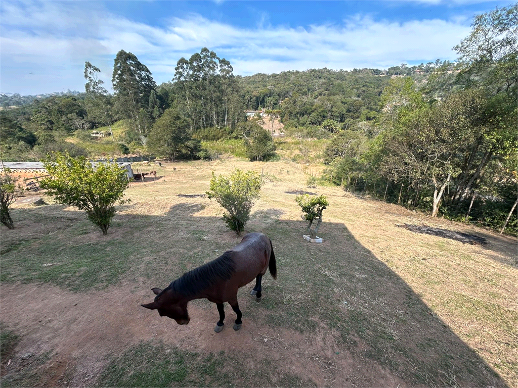 Chácara venda em ITAPEVI, com 3.000m2, 3 vagas de garagem, 2 quartos, sala, cozinha, banheiro, varanda, área de serviço e quintal