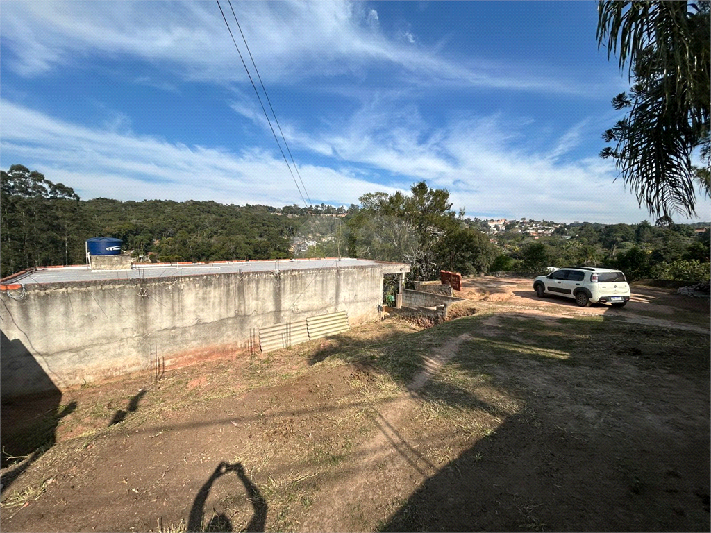 Chácara venda em ITAPEVI, com 3.000m2, 3 vagas de garagem, 2 quartos, sala, cozinha, banheiro, varanda, área de serviço e quintal