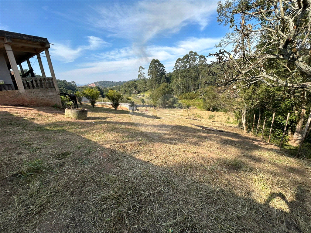 Chácara venda em ITAPEVI, com 3.000m2, 3 vagas de garagem, 2 quartos, sala, cozinha, banheiro, varanda, área de serviço e quintal