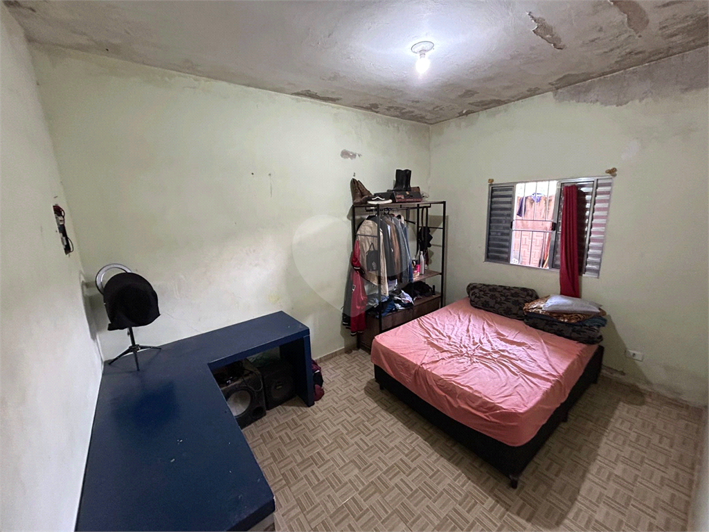 Chácara venda em ITAPEVI, com 3.000m2, 3 vagas de garagem, 2 quartos, sala, cozinha, banheiro, varanda, área de serviço e quintal