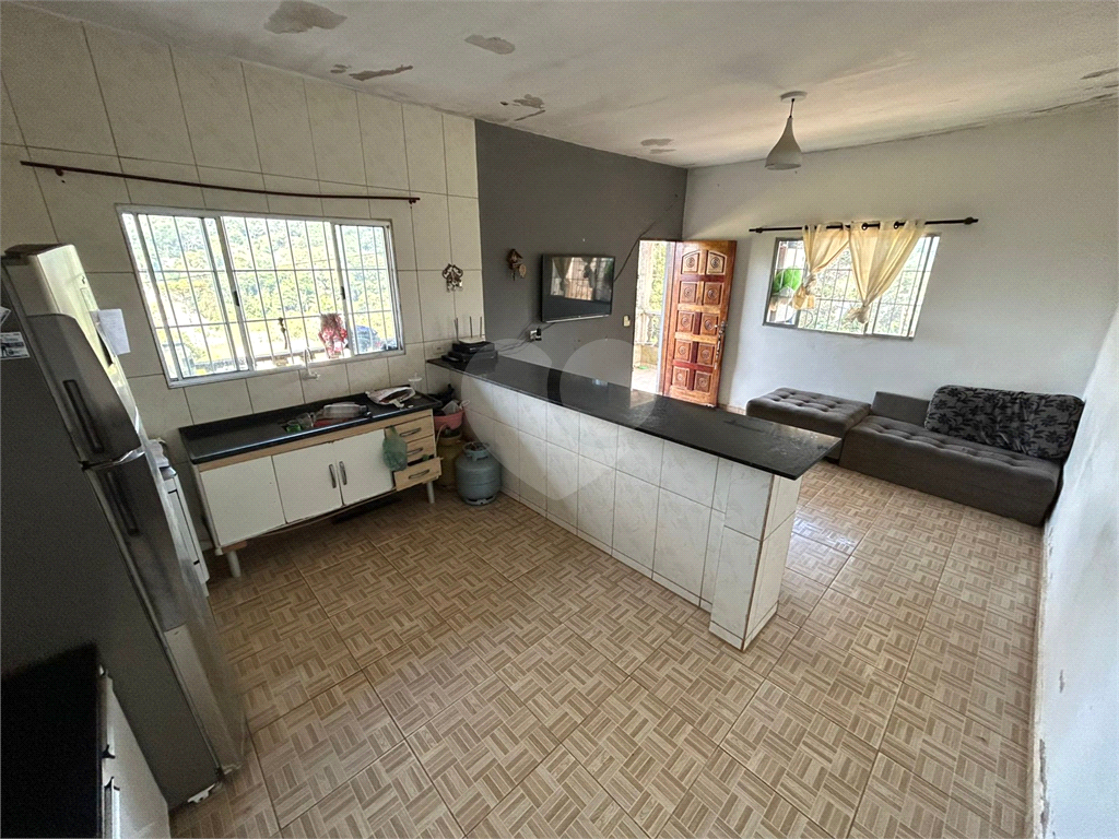 Chácara venda em ITAPEVI, com 3.000m2, 3 vagas de garagem, 2 quartos, sala, cozinha, banheiro, varanda, área de serviço e quintal