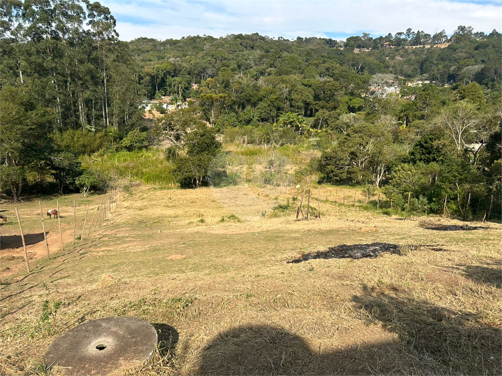 Chácara venda em ITAPEVI, com 3.000m2, 3 vagas de garagem, 2 quartos, sala, cozinha, banheiro, varanda, área de serviço e quintal