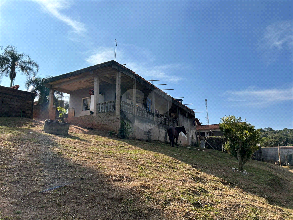 Chácara venda em ITAPEVI, com 3.000m2, 3 vagas de garagem, 2 quartos, sala, cozinha, banheiro, varanda, área de serviço e quintal