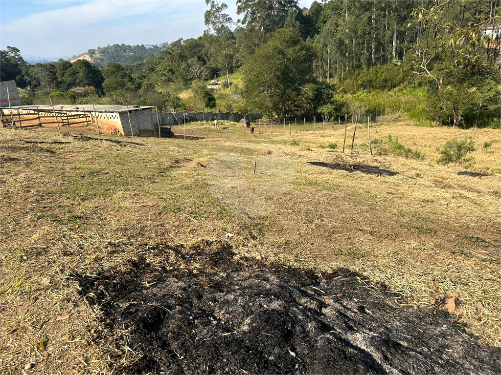 Chácara venda em ITAPEVI, com 3.000m2, 3 vagas de garagem, 2 quartos, sala, cozinha, banheiro, varanda, área de serviço e quintal