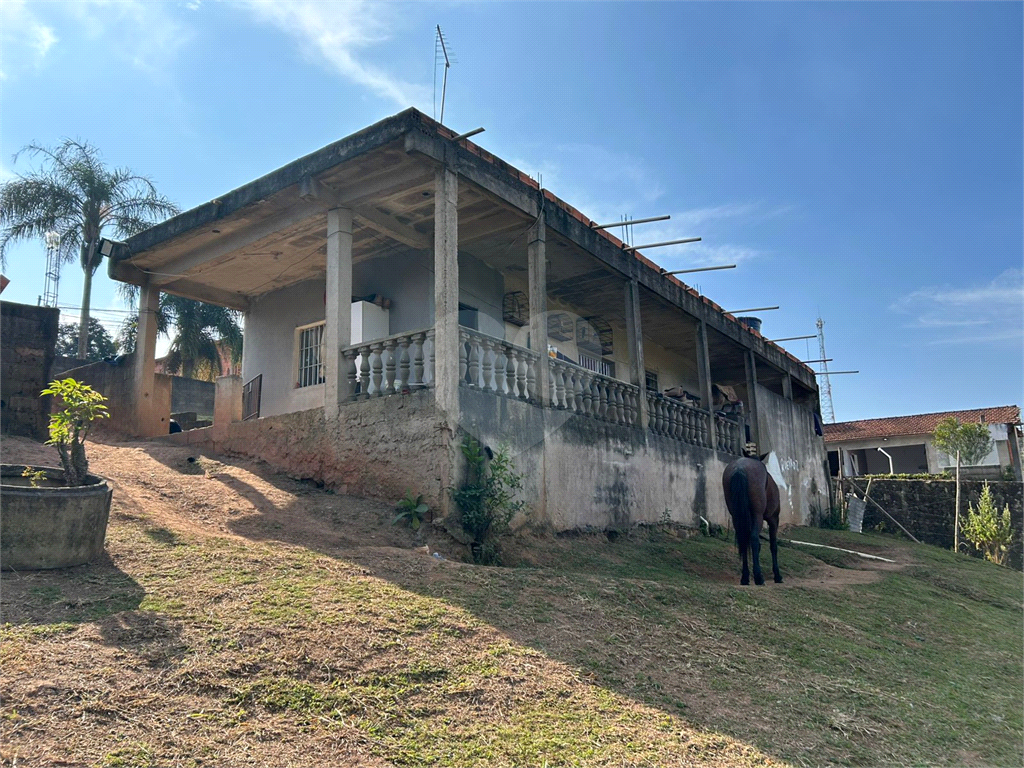 Chácara venda em ITAPEVI, com 3.000m2, 3 vagas de garagem, 2 quartos, sala, cozinha, banheiro, varanda, área de serviço e quintal