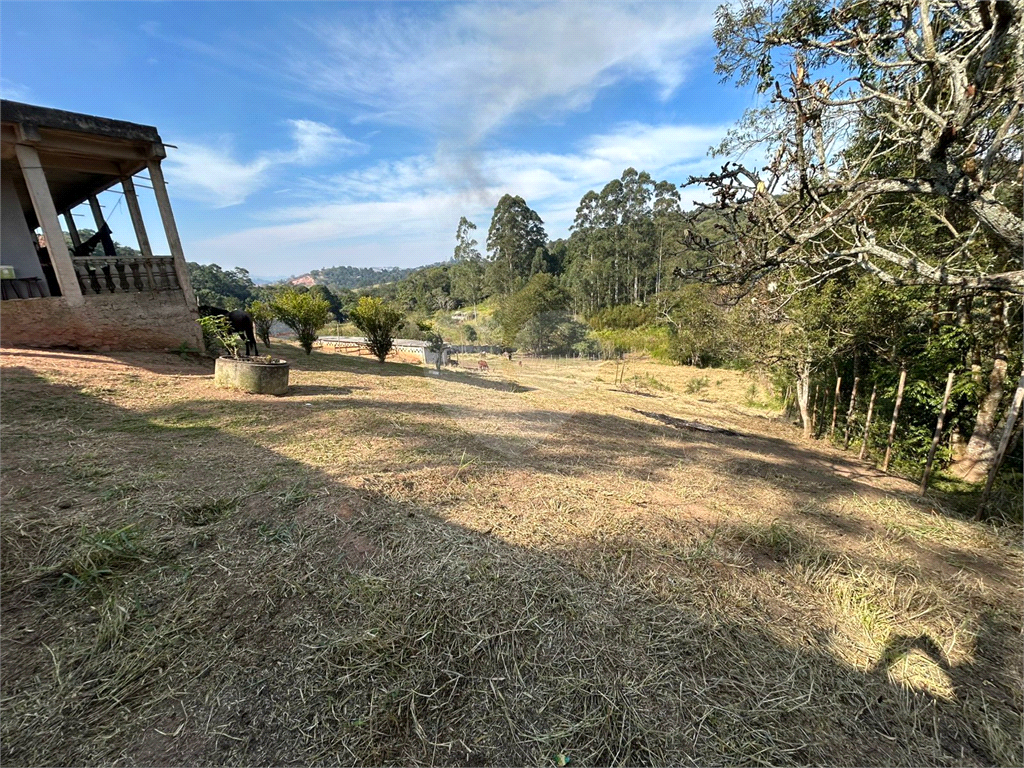 Chácara venda em ITAPEVI, com 3.000m2, 3 vagas de garagem, 2 quartos, sala, cozinha, banheiro, varanda, área de serviço e quintal