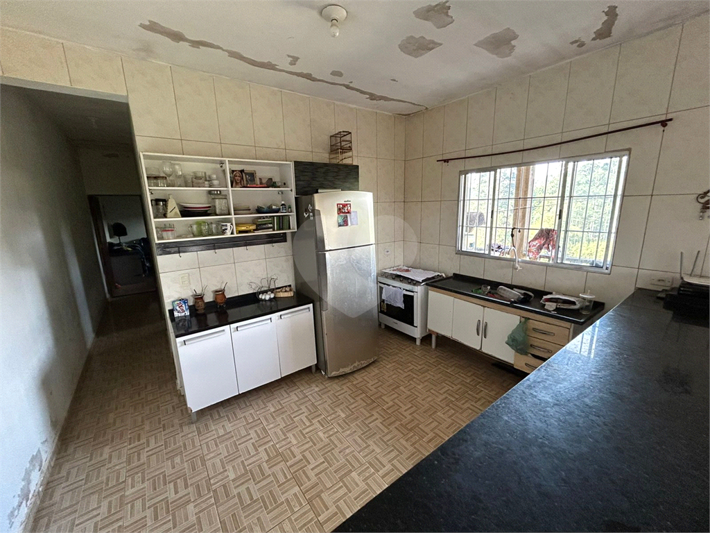 Chácara venda em ITAPEVI, com 3.000m2, 3 vagas de garagem, 2 quartos, sala, cozinha, banheiro, varanda, área de serviço e quintal