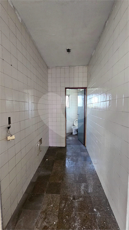 Excelente oportunidade para investidores e empreendedores! Imóvel comercial com 600 m² de área construída, distribuídos em três andares de 200 m² cada, localizado em ponto estratégico da
Galpão, com Três pavimentos amplos e bem distribuídos
Infraestrut