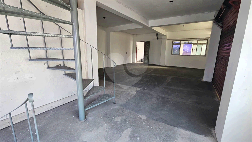 Excelente oportunidade para investidores e empreendedores! Imóvel comercial com 600 m² de área construída, distribuídos em três andares de 200 m² cada, localizado em ponto estratégico da
Galpão, com Três pavimentos amplos e bem distribuídos
Infraestrut