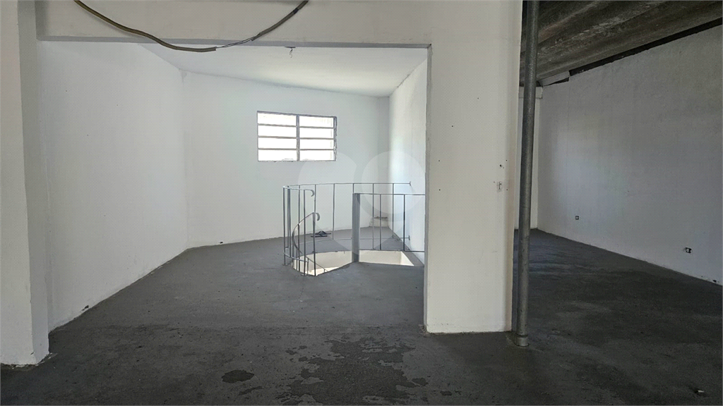 Excelente oportunidade para investidores e empreendedores! Imóvel comercial com 600 m² de área construída, distribuídos em três andares de 200 m² cada, localizado em ponto estratégico da
Galpão, com Três pavimentos amplos e bem distribuídos
Infraestrut