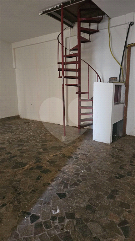 Excelente oportunidade para investidores e empreendedores! Imóvel comercial com 600 m² de área construída, distribuídos em três andares de 200 m² cada, localizado em ponto estratégico da
Galpão, com Três pavimentos amplos e bem distribuídos
Infraestrut