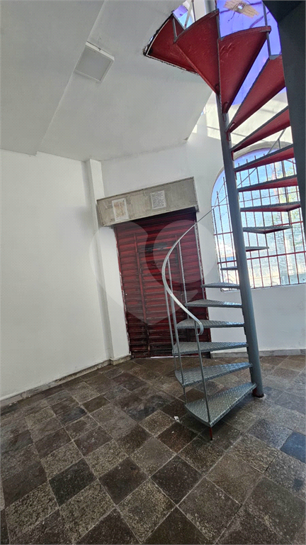 Excelente oportunidade para investidores e empreendedores! Imóvel comercial com 600 m² de área construída, distribuídos em três andares de 200 m² cada, localizado em ponto estratégico da
Galpão, com Três pavimentos amplos e bem distribuídos
Infraestrut