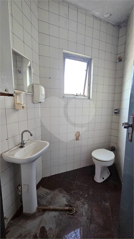 Excelente oportunidade para investidores e empreendedores! Imóvel comercial com 600 m² de área construída, distribuídos em três andares de 200 m² cada, localizado em ponto estratégico da
Galpão, com Três pavimentos amplos e bem distribuídos
Infraestrut