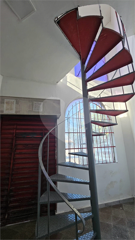 Excelente oportunidade para investidores e empreendedores! Imóvel comercial com 600 m² de área construída, distribuídos em três andares de 200 m² cada, localizado em ponto estratégico da
Galpão, com Três pavimentos amplos e bem distribuídos
Infraestrut